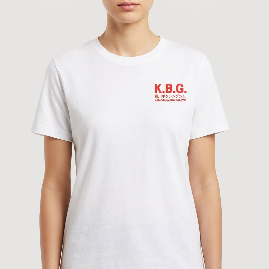 Camiseta com estampa frontal de "K.B.G." e texto em japonês seguido de "KAMOGAWA BOXING GYM" e estampa traseira com os mesmos elementos ampliados.