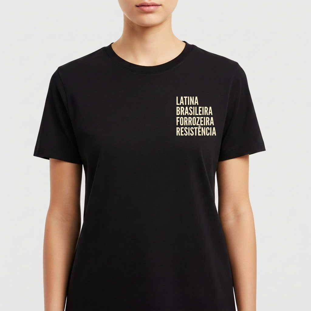 Camiseta com estampa frontal de texto em quatro linhas: "LATINA, BRASILEIRA, FORROZEIRA, RESISTÊNCIA" e estampa traseira de pequeno espiral centralizado.