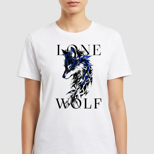 Camiseta com estampa frontal de lobo estilizado em traços geométricos com detalhes contrastantes e as palavras "Lone Wolf" dispostas acima e abaixo.