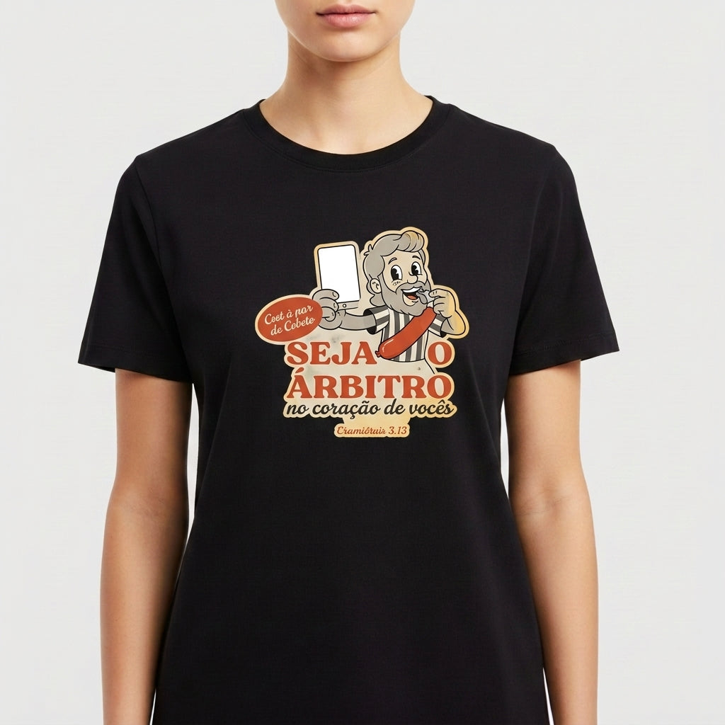 Camiseta com estampa frontal de personagem segurando um cartão vermelho e uma faixa com texto, ao lado de elementos que simbolizam arbitragem esportiva.