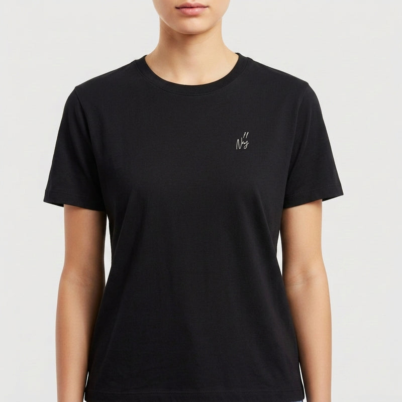 Camiseta com estampa frontal de uma pequena assinatura estilizada no peito e estampa traseira de uma foto em preto e branco de um jovem com faixa na cabeça e assinaturas.