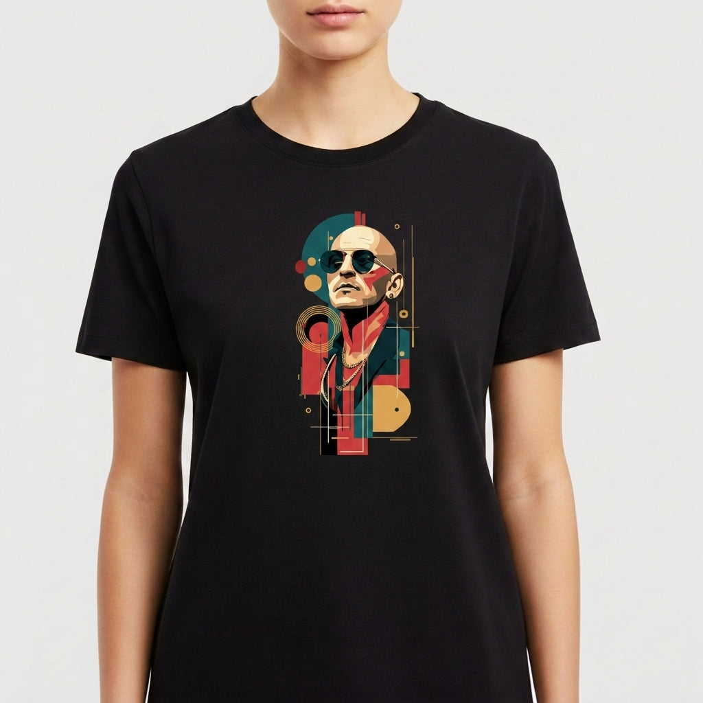 Camiseta com estampa frontal de ilustração geométrica e abstrata de um homem usando óculos escuros e cachecol, com elementos circulares e linhas.