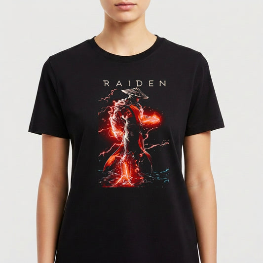 Camiseta com estampa frontal de um guerreiro em pose poderosa rodeado por raios e energia luminosa, com o nome "RAIDEN" acima da imagem.