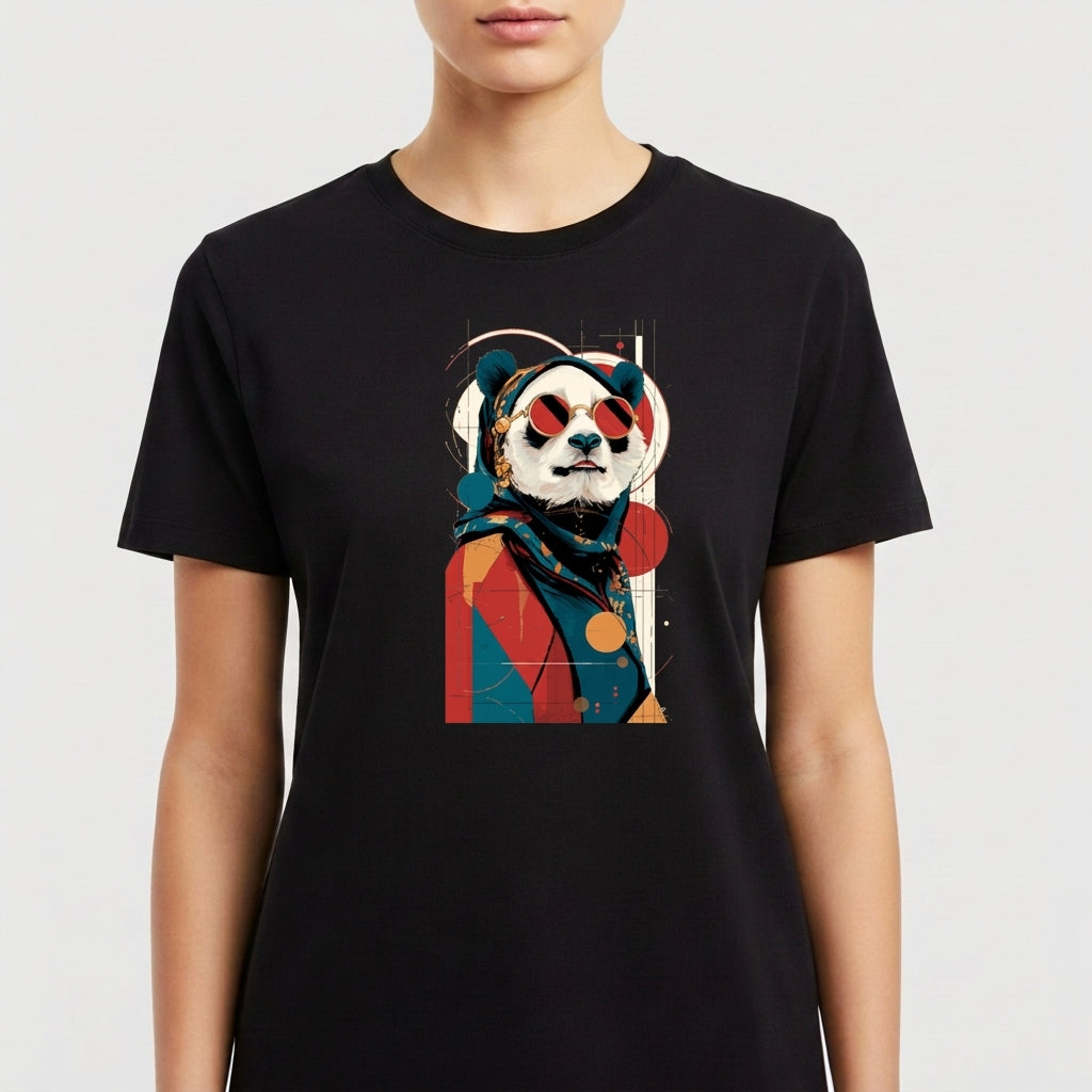 Camiseta com estampa frontal de panda estilizado usando óculos de sol, lenço no pescoço, sobre fundo geométrico com círculos e linhas abstratas.