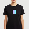 Camiseta com estampa frontal de retângulo gradiente e estampa traseira de lâmpada rodeada por explosão de cores vibrantes em fundo gradiente.