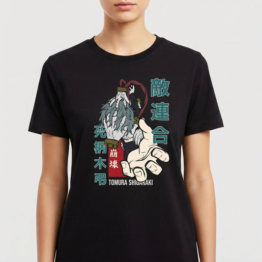 Camiseta com estampa frontal de uma figura com várias mãos, alguns caracteres japoneses e o nome "Tomura Shigaraki" em destaque.