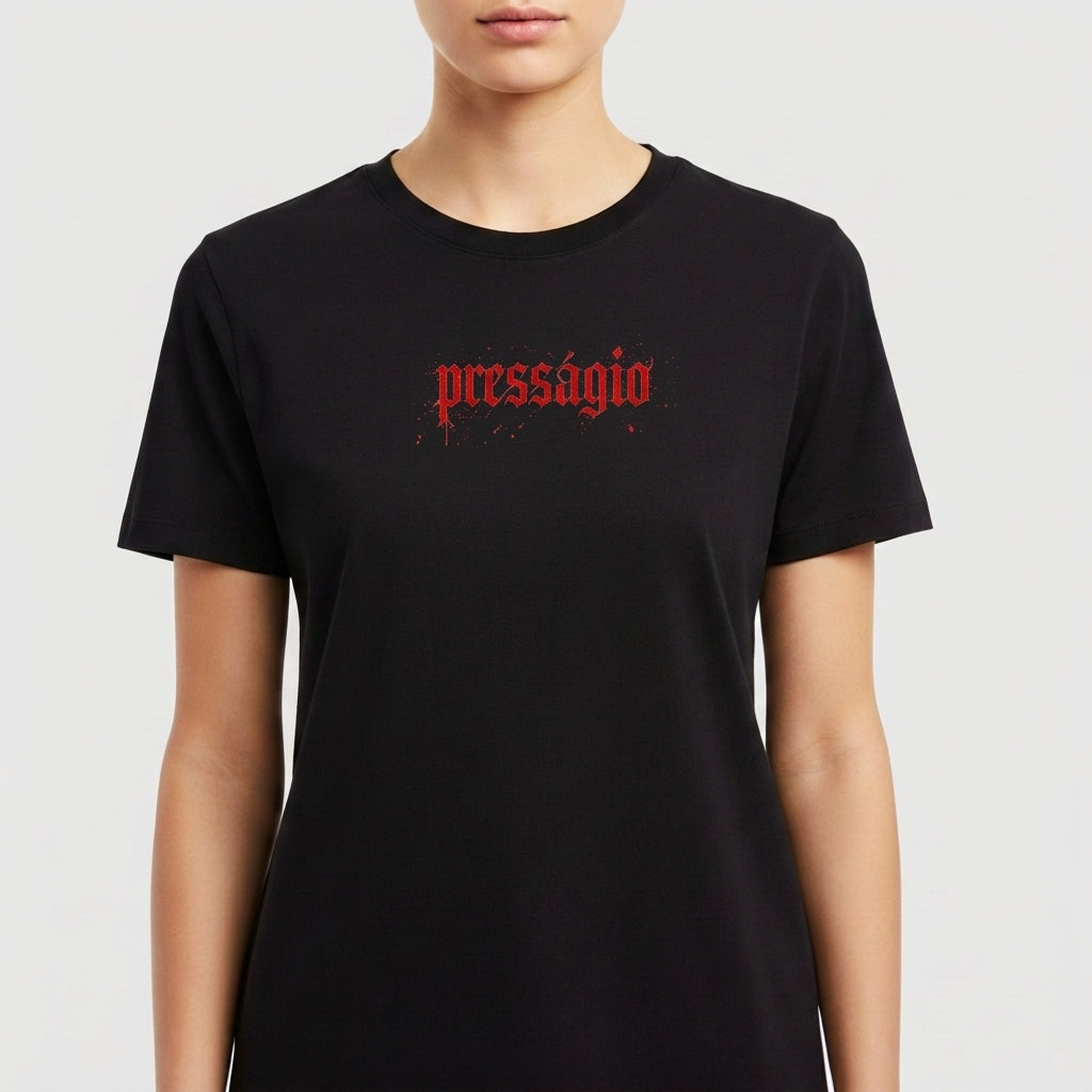 Camiseta com estampa frontal de palavra estilizada "pressagio" e estampa traseira de um círculo contendo o texto "Maffie Records" em fonte marcante.