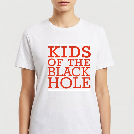 Camiseta com estampa frontal de "KIDS OF THE BLACK HOLE" em tipografia estilizada e estampa traseira de "DNGRZ DYZ" centralizada abaixo de uma linha.