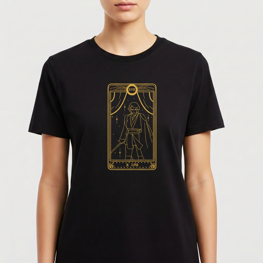 Camiseta com estampa frontal de uma carta de tarô detalhada, exibindo uma figura central em pose heroica, cercada por estrelas e elementos místicos.