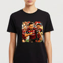 Camiseta com estampa frontal de três jogadores de futebol em ação, com expressões intensas, vestindo uniformes listrados com detalhes de patrocinadores.