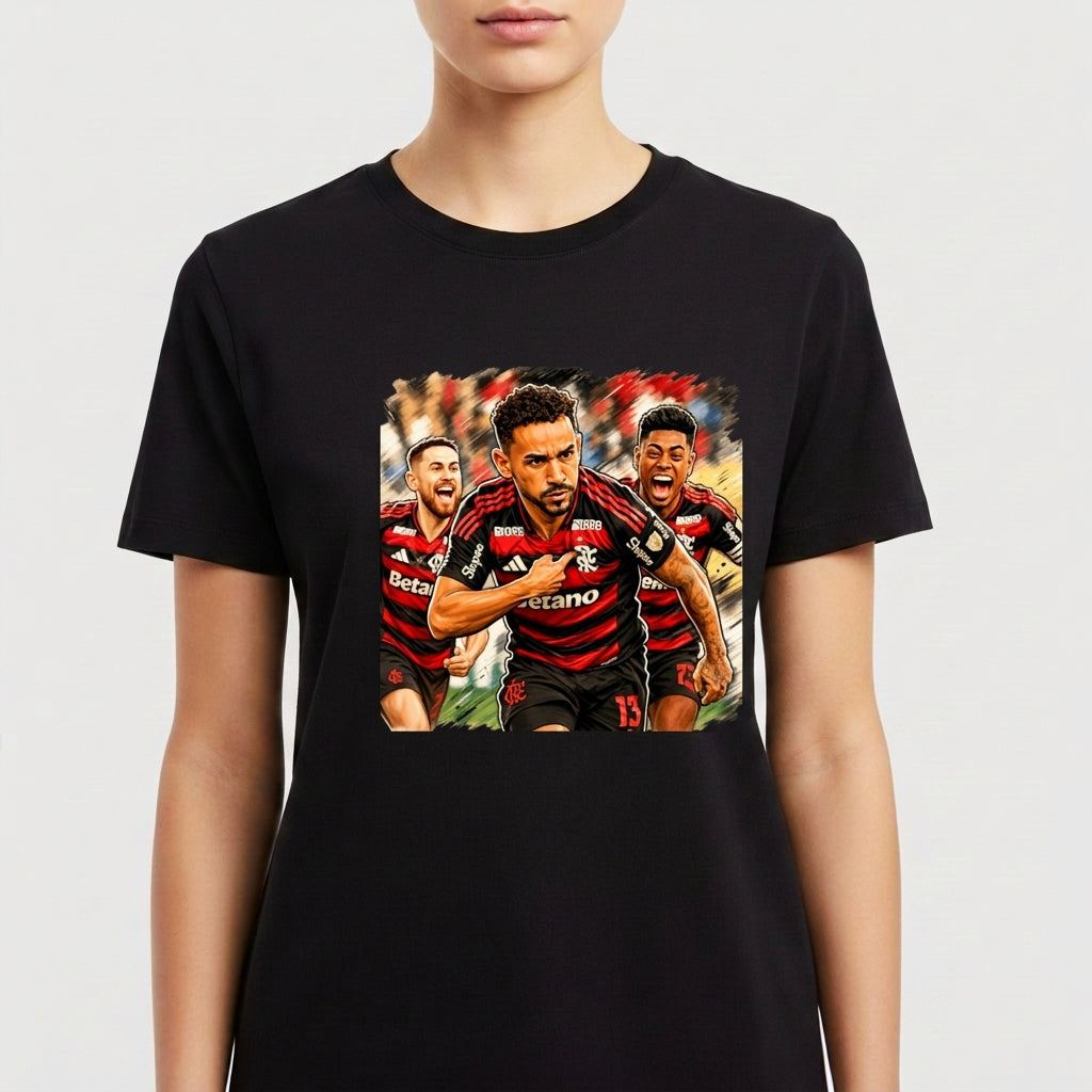 Camiseta com estampa frontal de três jogadores de futebol em ação, com expressões intensas, vestindo uniformes listrados com detalhes de patrocinadores.