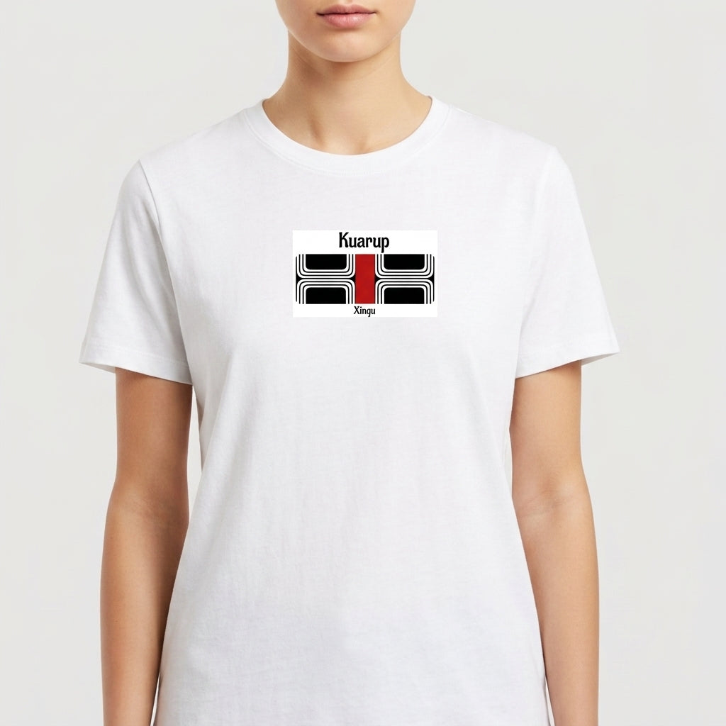 Camiseta com estampa frontal de desenho geométrico central com texto estilizado acima e abaixo, e estampa traseira de pequeno desenho geométrico semelhante.