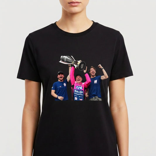 Camiseta com estampa frontal de três pessoas celebrando, sendo uma delas segurando um grande troféu acima da cabeça, transmitindo uma cena de vitória.