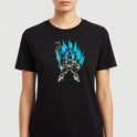 Camiseta com estampa frontal de guerreiro em postura poderosa, cercado por chamas ascendentes vibrantes, irradiando força e intensidade.