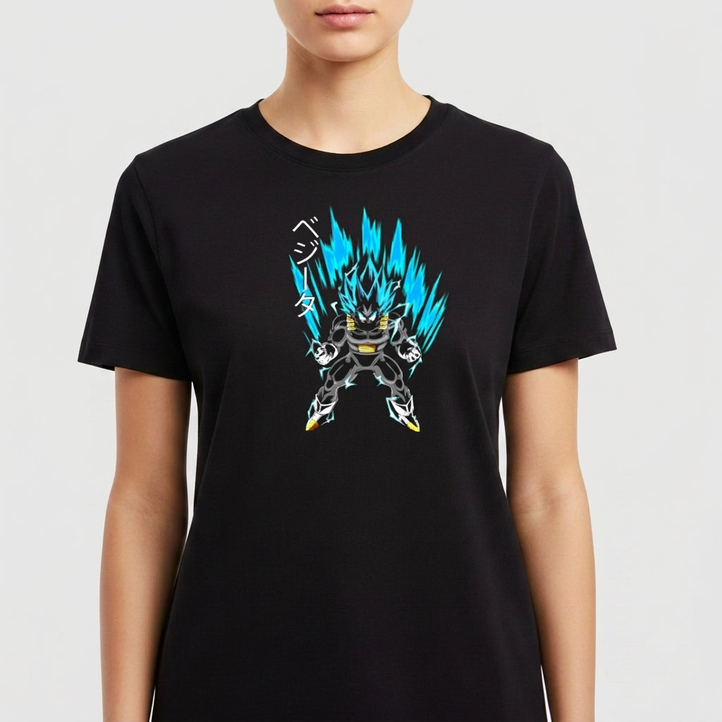 Camiseta com estampa frontal de guerreiro em postura poderosa, cercado por chamas ascendentes vibrantes, irradiando força e intensidade.