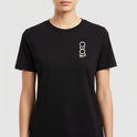 Camiseta com estampa frontal de letras dispostas verticalmente formando a palavra "FOCO", com detalhe circular estilizado e elemento gráfico linear no final.