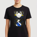 Camiseta com estampa frontal de duas figuras em estilo mangá, com destaque para olhos expressivos, acompanhados de traços dinâmicos e detalhes ilustrativos.