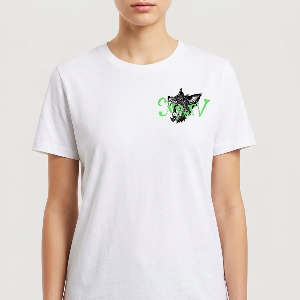 Camiseta com estampa frontal de cabeça de lobo estilizada ao lado das letras "SNV".