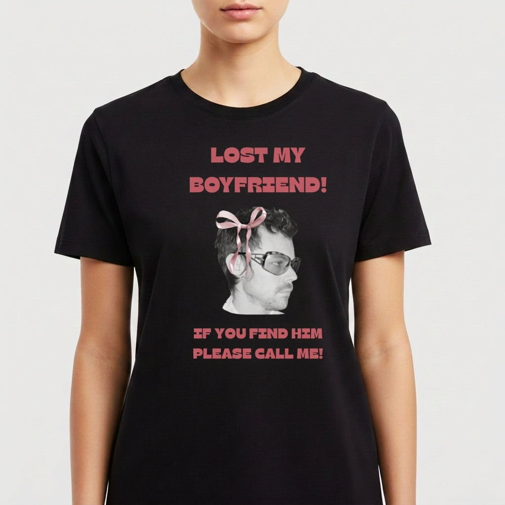 Camiseta com estampa frontal de foto em preto e branco de homem usando óculos com laço rosa e textos "LOST MY BOYFRIEND!" e "IF YOU FIND HIM PLEASE CALL ME!".