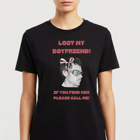Camiseta com estampa frontal de foto em preto e branco de homem usando óculos com laço rosa e textos "LOST MY BOYFRIEND!" e "IF YOU FIND HIM PLEASE CALL ME!".