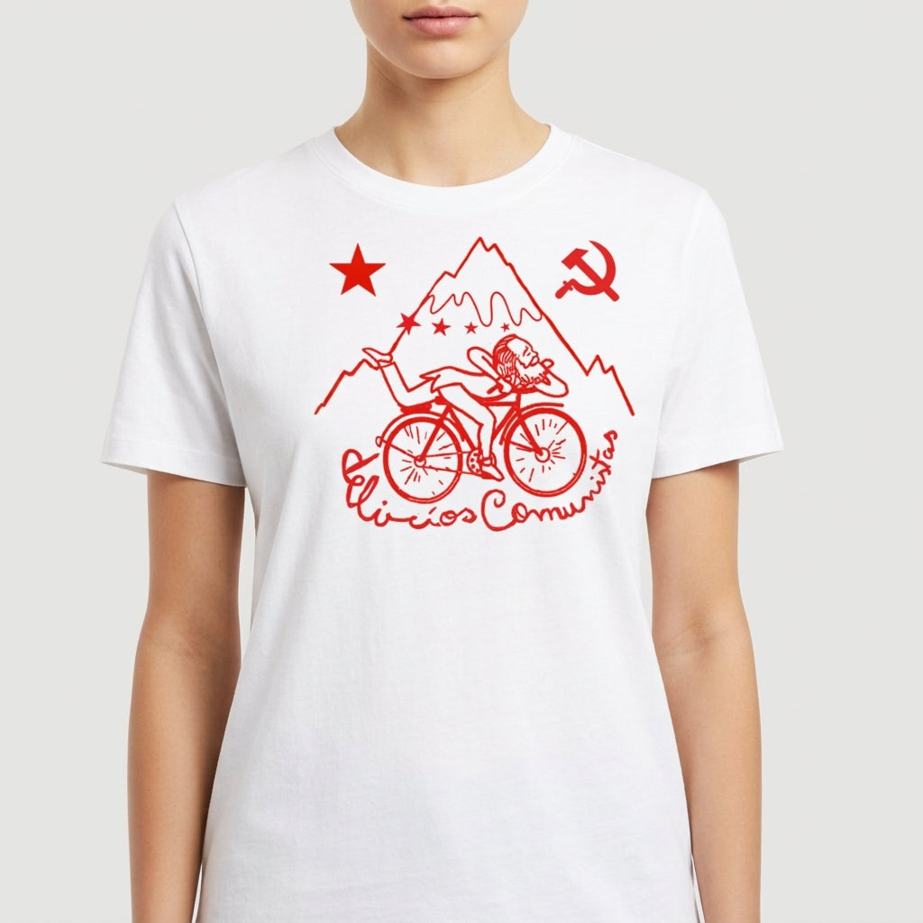 Camiseta com estampa frontal de montanha, ciclista deitado sobre bicicleta, estrelas, foice e martelo, estrela solitária e texto "Ciclistas Comunistas".