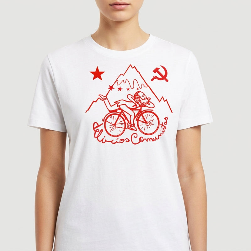 Camiseta com estampa frontal de montanha, ciclista deitado sobre bicicleta, estrelas, foice e martelo, estrela solitária e texto "Ciclistas Comunistas".