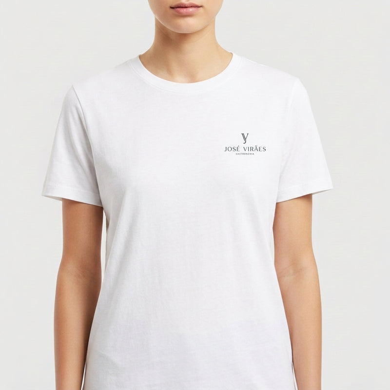 Camiseta com estampa frontal de um pequeno logotipo e texto "JOSÉ VIRA'ES LIFESTYLE" e estampa traseira de mesa, cadeira, garrafa e frase de bar.