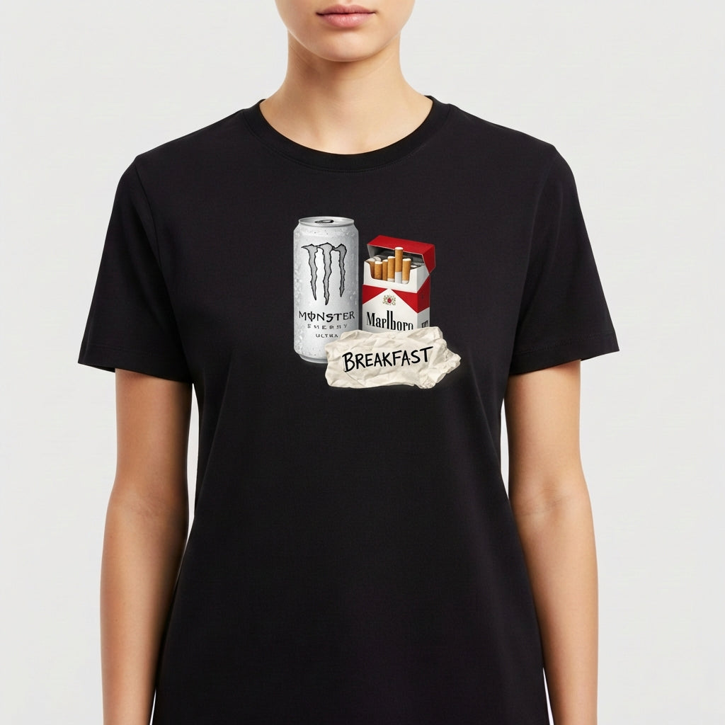 Camiseta com estampa frontal de uma lata de energético ao lado de um maço de cigarros e um papel com a palavra "BREAKFAST" escrita.