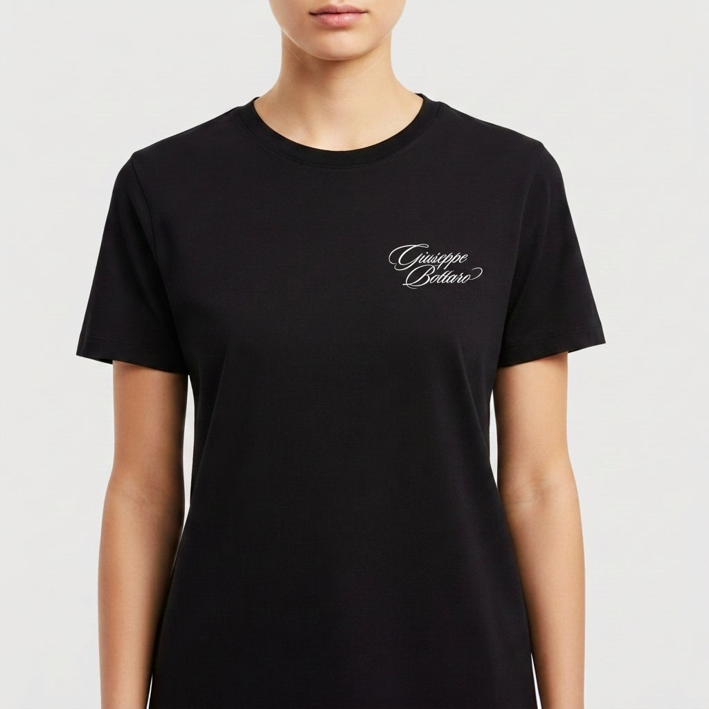 Camiseta com estampa frontal de lettering em estilo caligráfico, onde se lê uma frase composta por palavras elegantemente entrelaçadas.