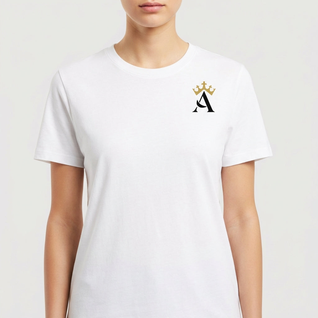 Camiseta com estampa frontal de letra "A" com coroa acima no canto superior e estampa traseira de frase "O essencial, é eterno." com coroa sobre a letra "O".
