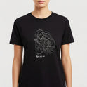 Camiseta com estampa frontal de contorno de figuras icônicas abraçando um bebê e texto abaixo, e estampa traseira de logo estilizado com coroa acima de texto.