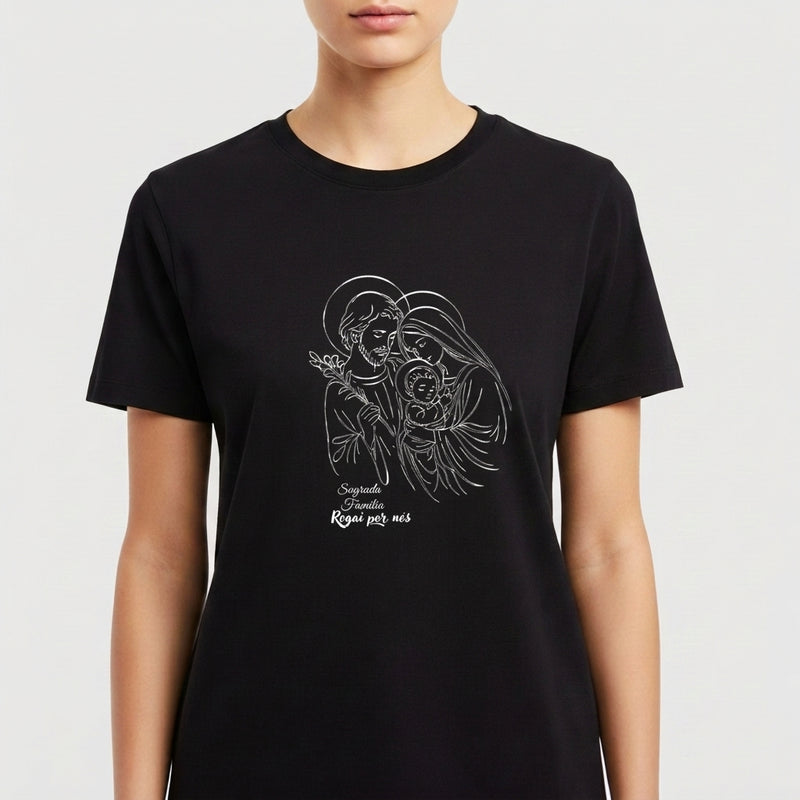 Camiseta com estampa frontal de contorno de figuras icônicas abraçando um bebê e texto abaixo, e estampa traseira de logo estilizado com coroa acima de texto.