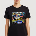 Camiseta com estampa frontal de montagens automotivas, incluindo um carro de corrida, um piloto ao lado e as palavras "Born to Drive" em destaque.