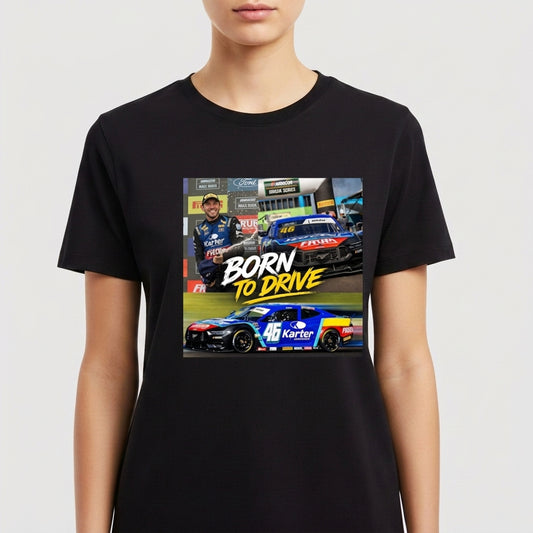 Camiseta com estampa frontal de montagens automotivas, incluindo um carro de corrida, um piloto ao lado e as palavras "Born to Drive" em destaque.