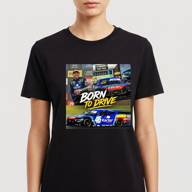 Camiseta com estampa frontal de montagens automotivas, incluindo um carro de corrida, um piloto ao lado e as palavras "Born to Drive" em destaque.