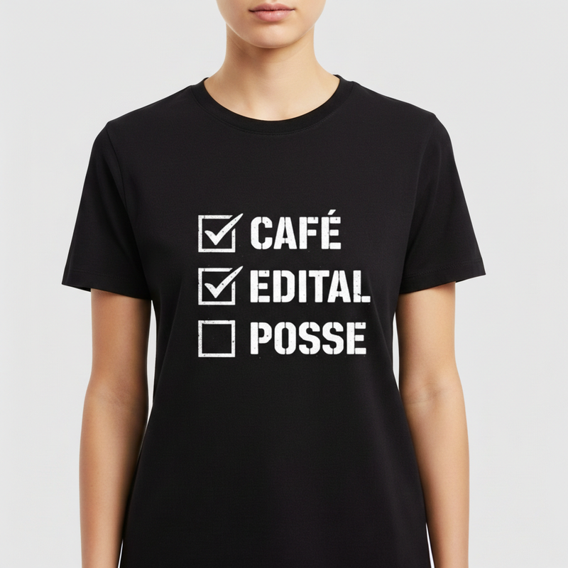 Camiseta com estampa frontal de três listas de verificação, contendo os itens "CAFÉ", "EDITAL" marcados e "POSSE" sem marcação.