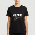 Camiseta com estampa frontal de piloto em pose de vitória sob a palavra "WINNER", com o número "69" e o nome "Nicolas Costa".