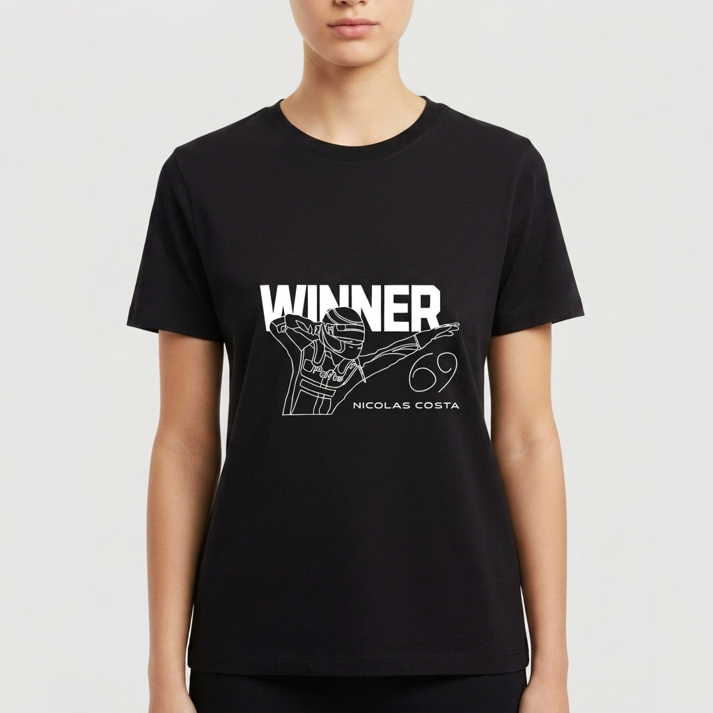 Camiseta com estampa frontal de piloto em pose de vitória sob a palavra "WINNER", com o número "69" e o nome "Nicolas Costa".