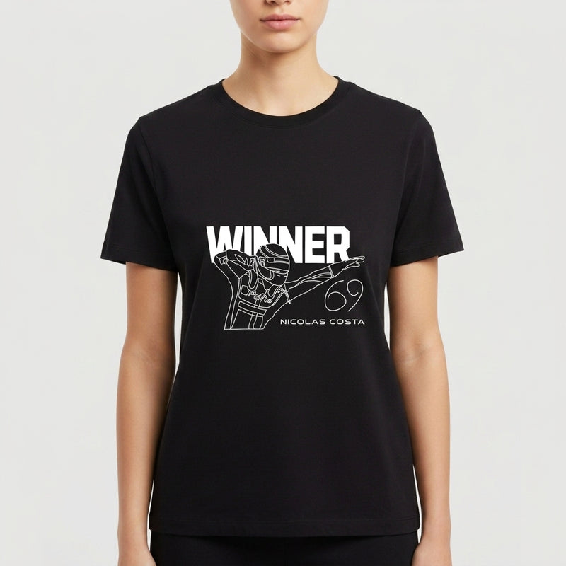 Camiseta com estampa frontal de piloto em pose de vitória sob a palavra "WINNER", com o número "69" e o nome "Nicolas Costa".