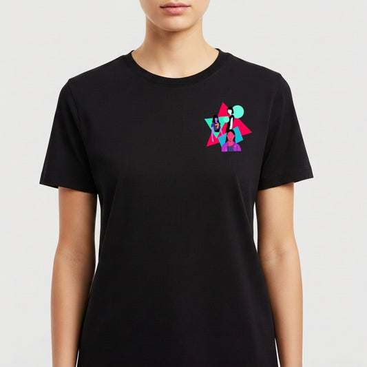 Camiseta com estampa frontal de figuras geométricas sobrepostas com silhuetas humanas e estampa traseira similar com posicionamento centralizado.
