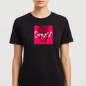 Camiseta com estampa frontal de uma espiral intrincada e dinâmica, com texto estilizado no centro que adiciona um toque de originalidade e destaque.