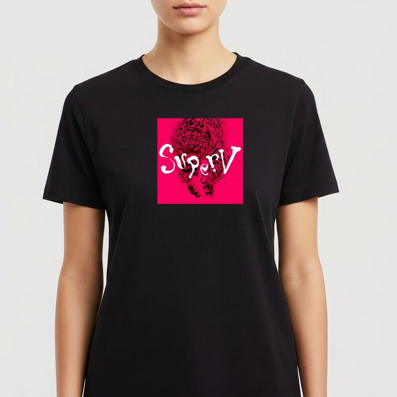 Camiseta com estampa frontal de uma espiral intrincada e dinâmica, com texto estilizado no centro que adiciona um toque de originalidade e destaque.