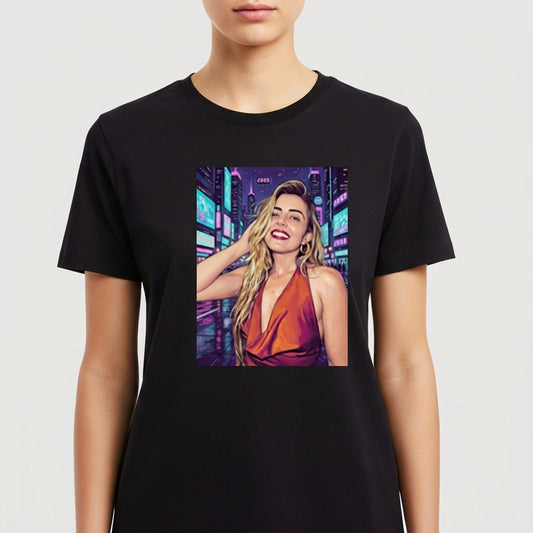 Camiseta com estampa frontal de retrato feminino estilizado, destacando sorriso e vestido elegante, com fundo de cidade iluminada por painéis digitais.