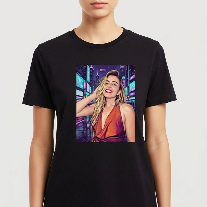 Camiseta com estampa frontal de retrato feminino estilizado, destacando sorriso e vestido elegante, com fundo de cidade iluminada por painéis digitais.