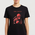 Camiseta com estampa frontal de personagem em traços estilizados, cabelos curtos, ombreira detalhada e inscrições em caracteres japoneses no topo.