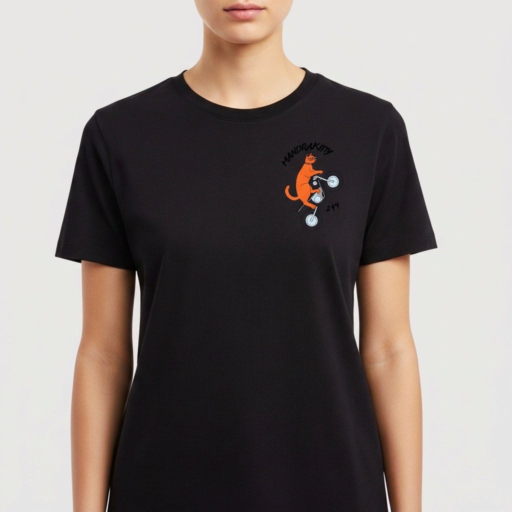 Camiseta com estampa frontal de um gato em cima de uma bicicleta, exibindo movimento, com o texto estilizado "MANDRAKITTY" acima e "ZAM" ao lado.
