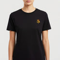 Camiseta com estampa frontal de um braço segurando uma coroa e estampa traseira de um portal rodeado por paisagens oníricas em um estilo artístico abstrato.