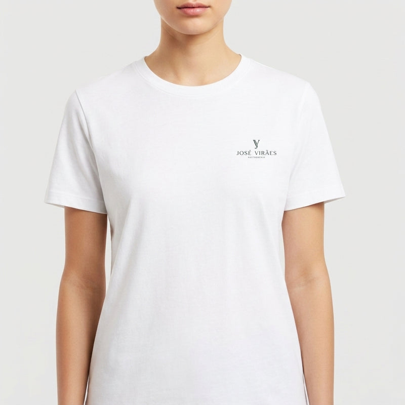 Camiseta com estampa frontal de logo minimalista "José Viráes Gastronomia" no peito e estampa traseira com logo ampliado e texto circular "José Viráes Gastronomia".