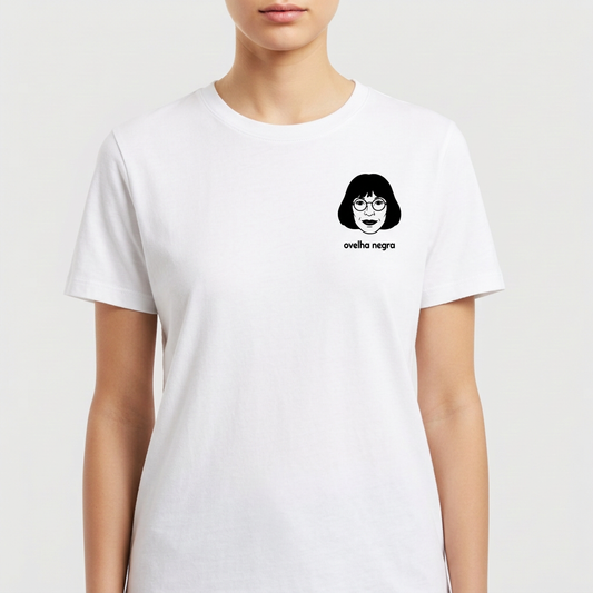 Camiseta com estampa frontal de rosto estilizado de mulher com cabelo curto, óculos grandes e legenda "orelha negra" abaixo da ilustração.