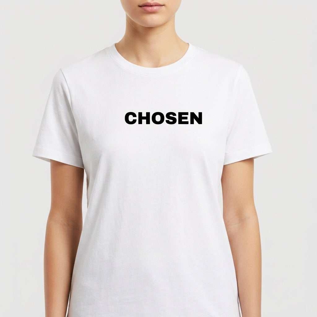 Camiseta com estampa frontal da palavra "CHOSEN" em fonte bold, centralizada e em destaque, criando um visual direto e impactante.